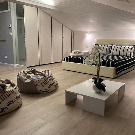 Ferienwohnung La Mansarda Di Juliette Desenzano del Garda Exterior foto