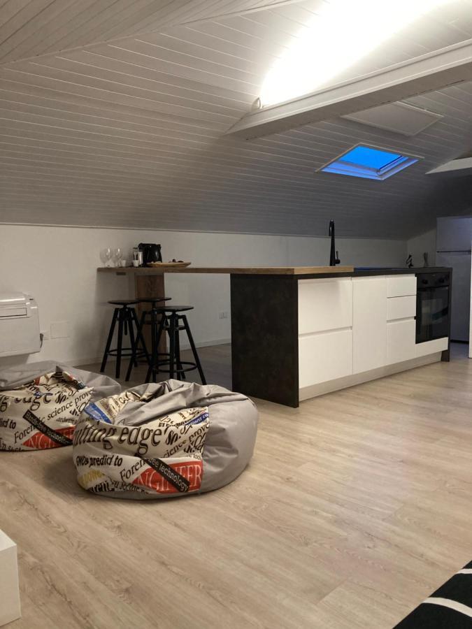 Ferienwohnung La Mansarda Di Juliette Desenzano del Garda Exterior foto