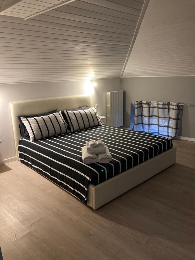 Ferienwohnung La Mansarda Di Juliette Desenzano del Garda Exterior foto