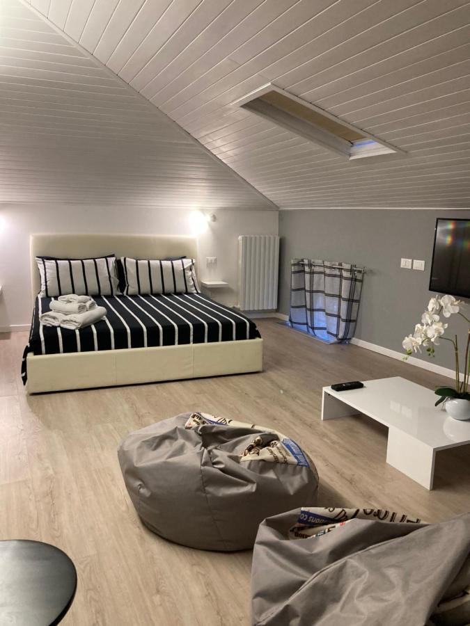 Ferienwohnung La Mansarda Di Juliette Desenzano del Garda Exterior foto
