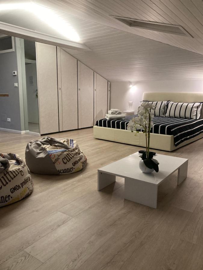Ferienwohnung La Mansarda Di Juliette Desenzano del Garda Exterior foto
