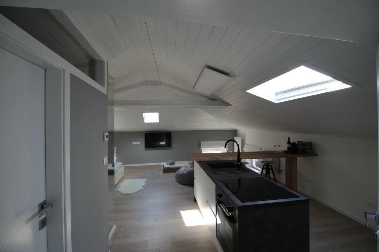 Ferienwohnung La Mansarda Di Juliette Desenzano del Garda Exterior foto