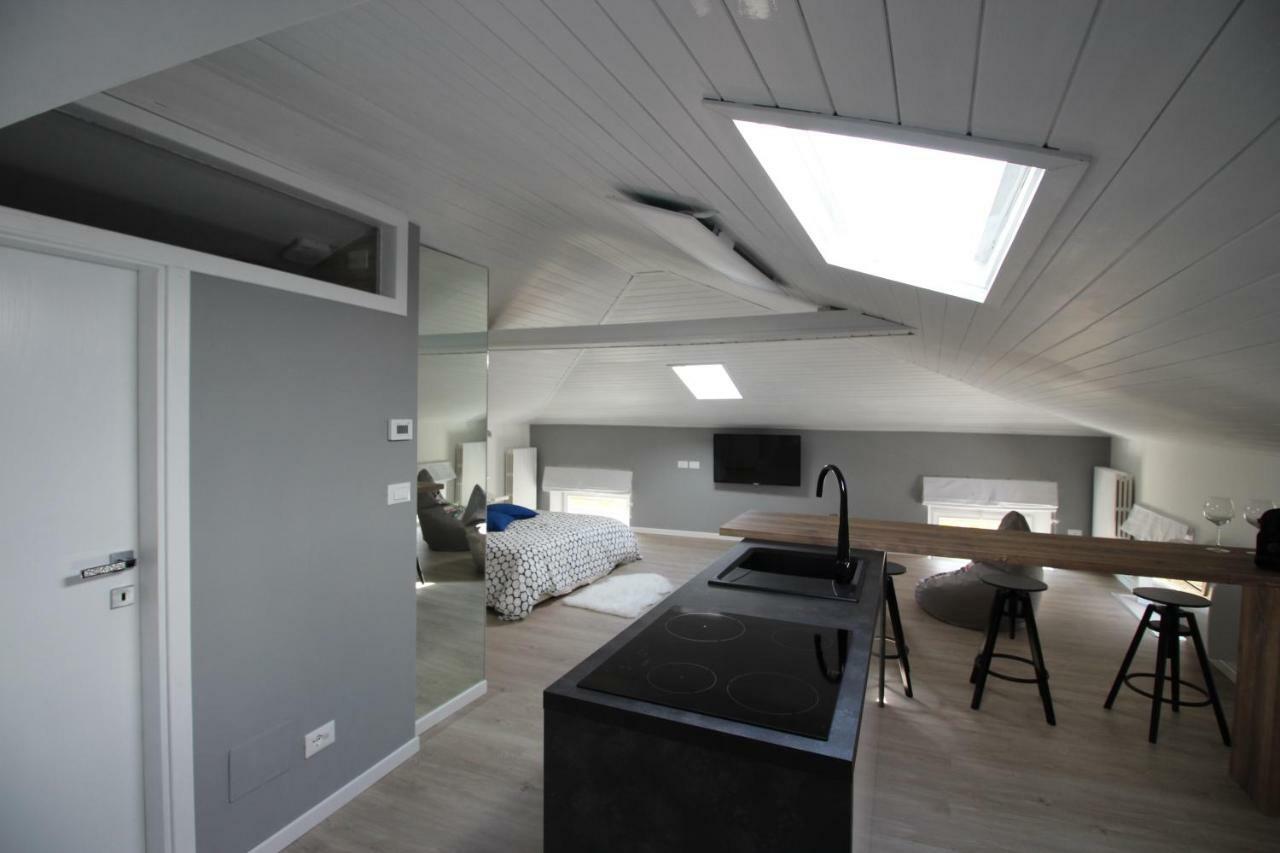 Ferienwohnung La Mansarda Di Juliette Desenzano del Garda Exterior foto