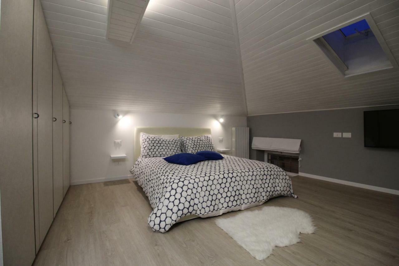 Ferienwohnung La Mansarda Di Juliette Desenzano del Garda Exterior foto