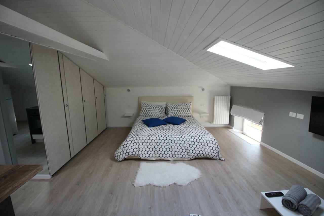 Ferienwohnung La Mansarda Di Juliette Desenzano del Garda Exterior foto