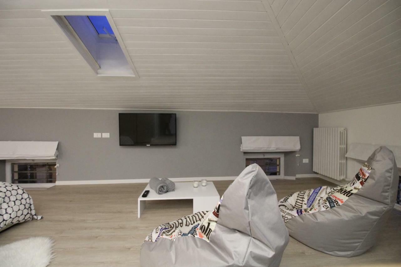 Ferienwohnung La Mansarda Di Juliette Desenzano del Garda Exterior foto