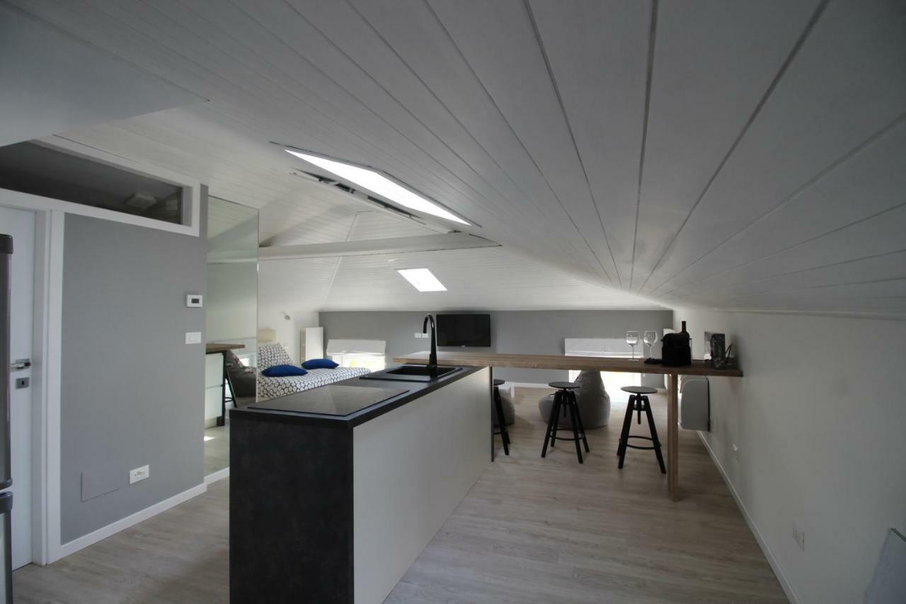 Ferienwohnung La Mansarda Di Juliette Desenzano del Garda Exterior foto