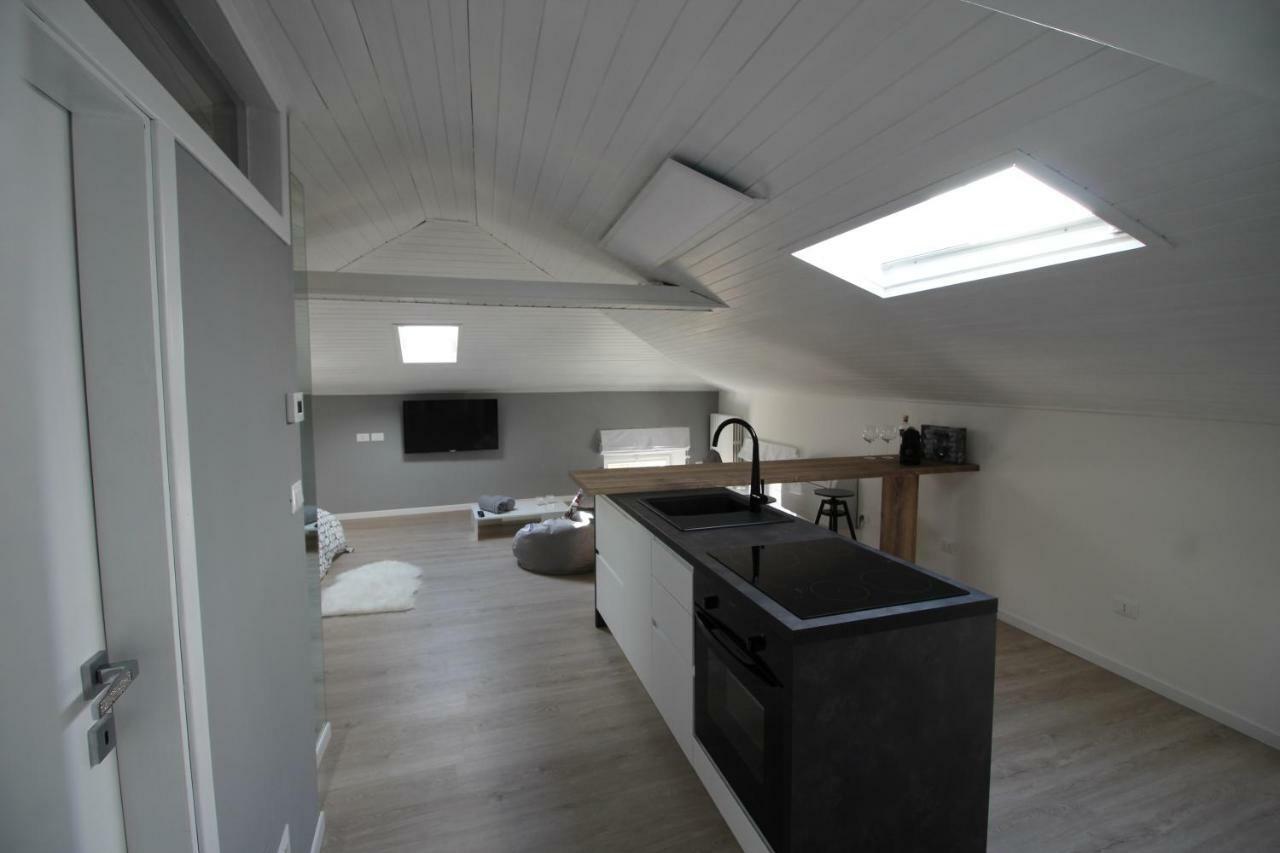 Ferienwohnung La Mansarda Di Juliette Desenzano del Garda Exterior foto