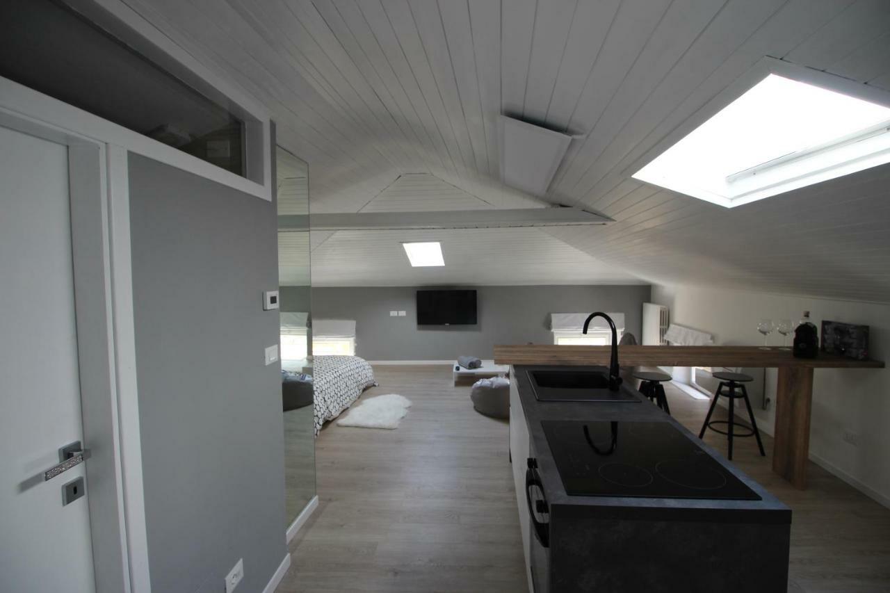 Ferienwohnung La Mansarda Di Juliette Desenzano del Garda Exterior foto