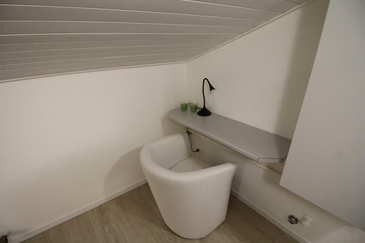 Ferienwohnung La Mansarda Di Juliette Desenzano del Garda Exterior foto