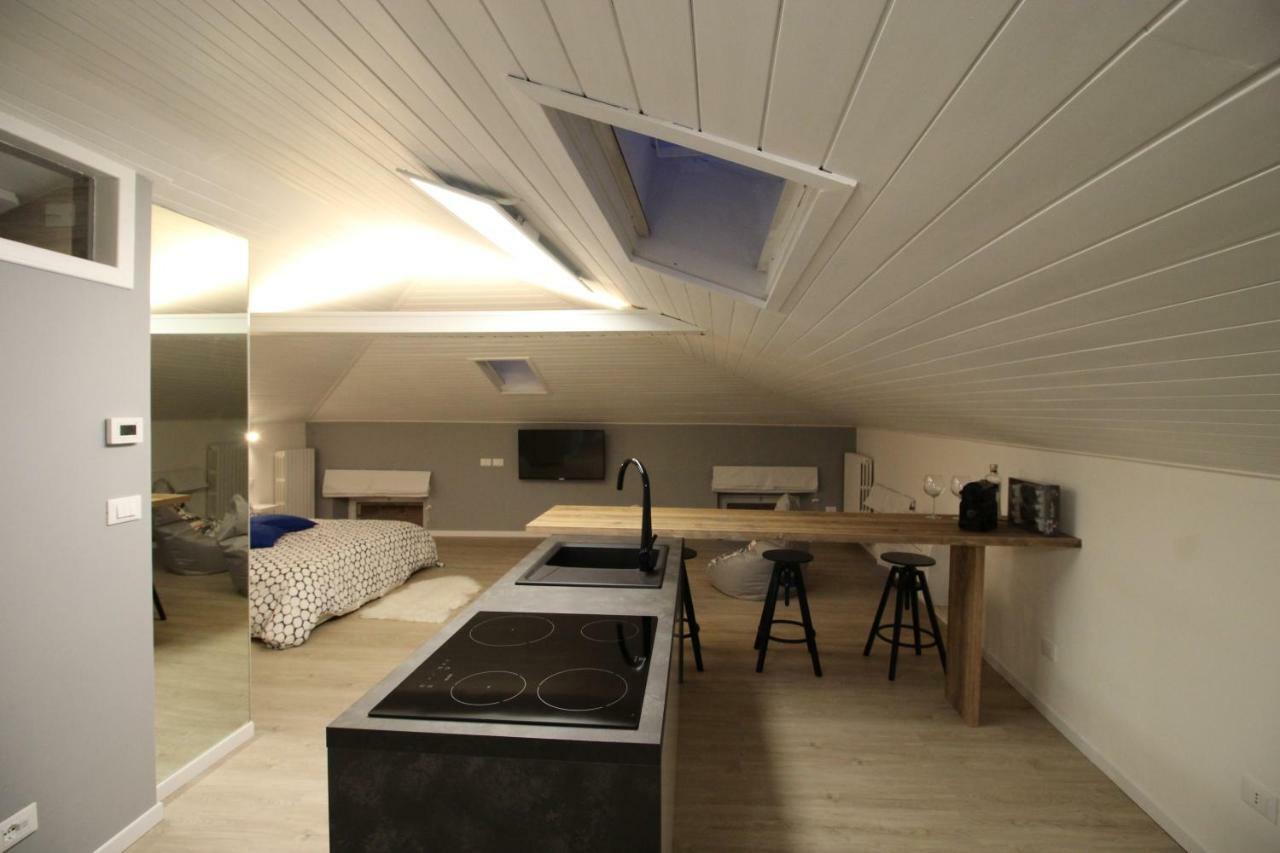 Ferienwohnung La Mansarda Di Juliette Desenzano del Garda Exterior foto
