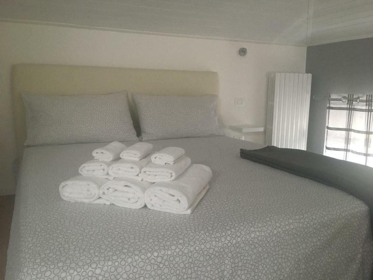 Ferienwohnung La Mansarda Di Juliette Desenzano del Garda Exterior foto