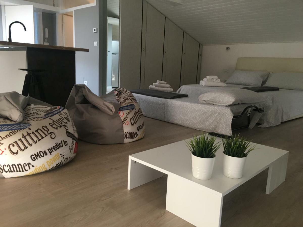Ferienwohnung La Mansarda Di Juliette Desenzano del Garda Exterior foto